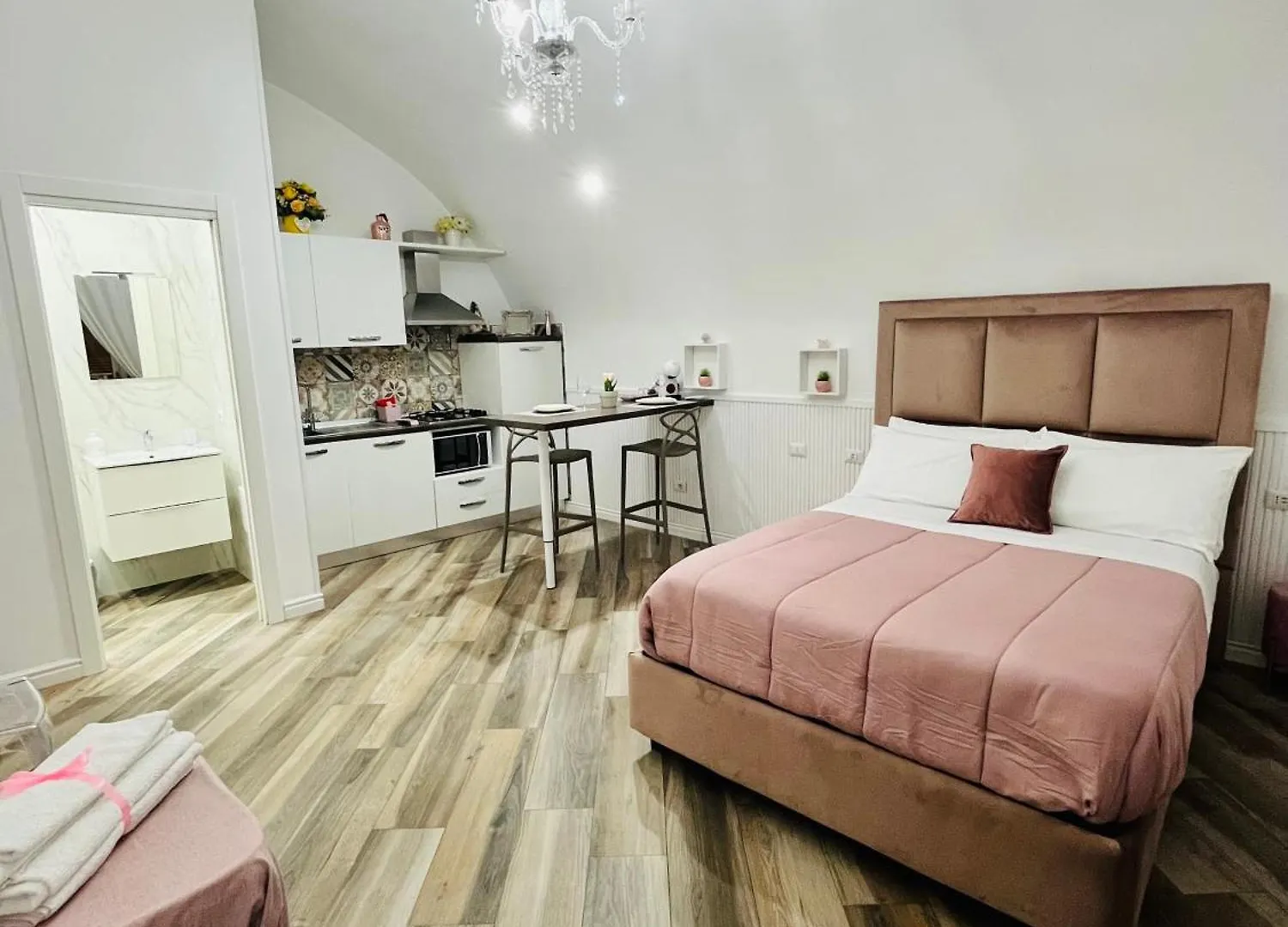 Donn'Anna Naples City Center Apartment