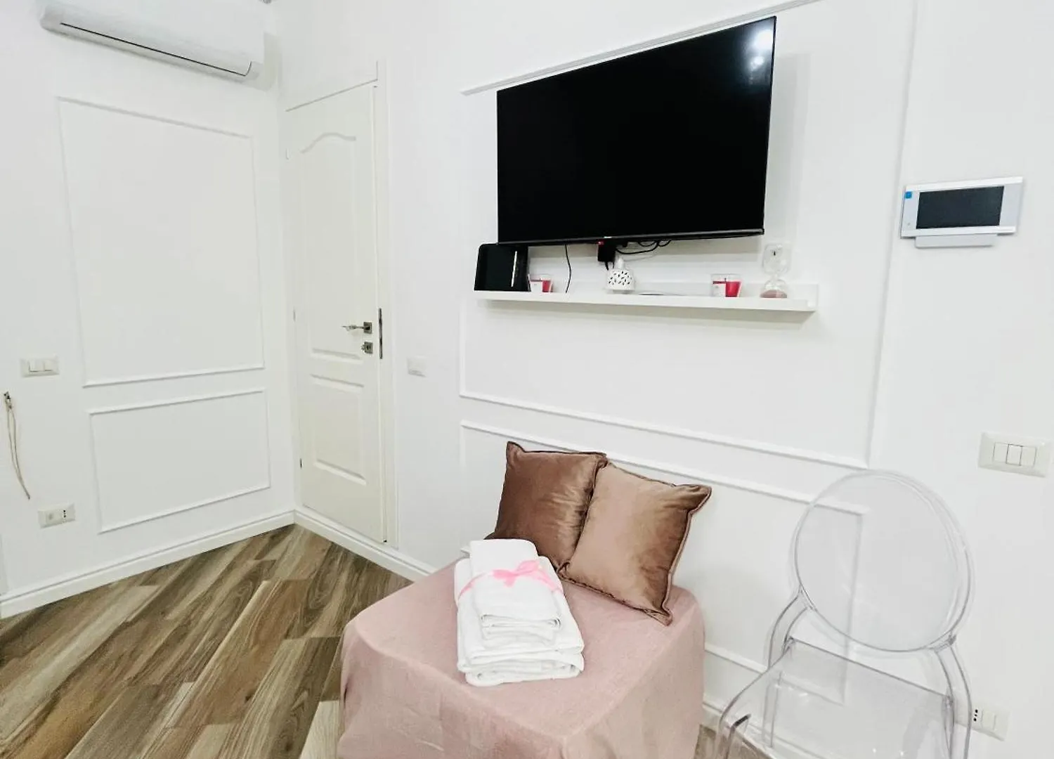 Donn'Anna Naples City Center Apartment